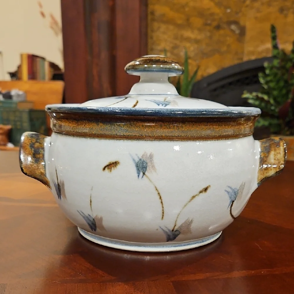 Handcrafted/Signed Studio Pottery Casserole with Beautiful Pattern & Glaze